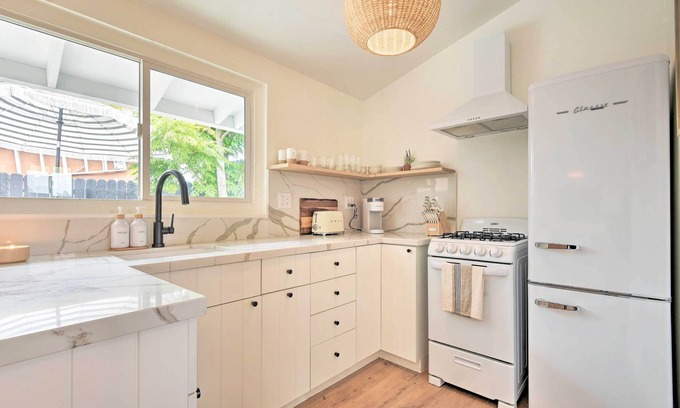 Pierpont Bay Cabaña | Chic & Central Ventura Home - Walk to Beach!