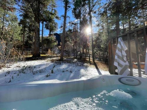 Cascade-Chipita Park Chalet De Esquí | Chic chalet w/hot tub, ping-pong, arcade bball