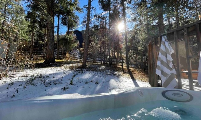 Cascade-Chipita Park Chalet De Esquí | Chic chalet w/ hot tub, ping-pong, arcade bball