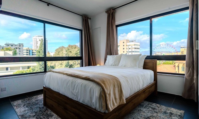 City Centre Apartamento | Chic City Center Stay With Stunning View