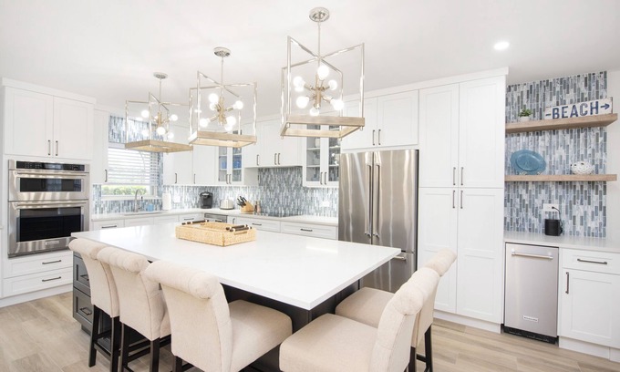 Savannah Condominio | Chic Coastal Contemporary Condo Situated on Secluded Powder Sand Spotts Beach