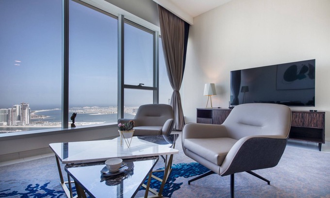 Dubai Media City Apartamento | Chic Coastal Escape w/ Open Sea Vws on Palm Entry