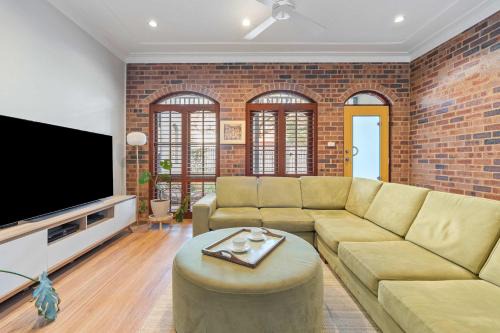 Balmain East Casa | Chic Coastal Living in Balmain East with Parking