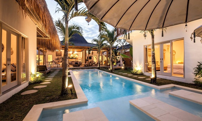 Petitenget Villa | ❤️ A 300 m de la playa I Corazón de Seminyak I Piscina de 14 m I Jacuzzi I Personal I 14 pax