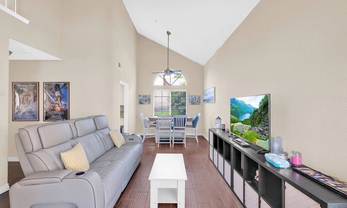 Fontana Casa | Chic & Comfy Home Near Airport Pet-Friendly