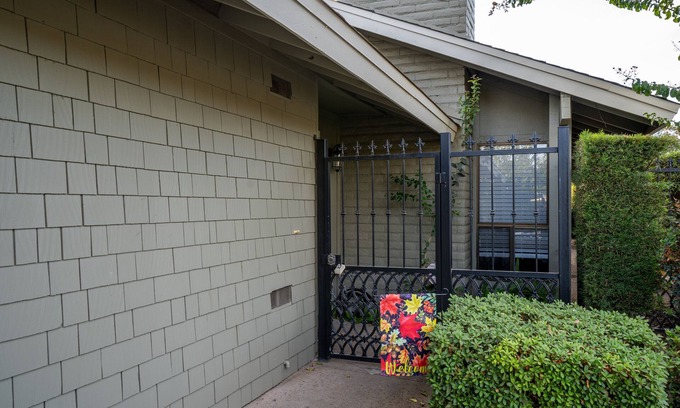 Raisin Condominio | Chic condo with pool access- and beautiful courtyard inside home