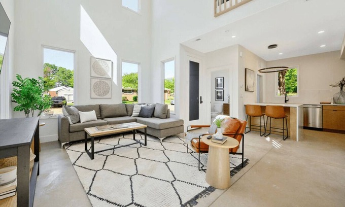 University Park Condominio | Chic Contemporary Loft in Raleigh – Pet-Friendly & Centrally Located