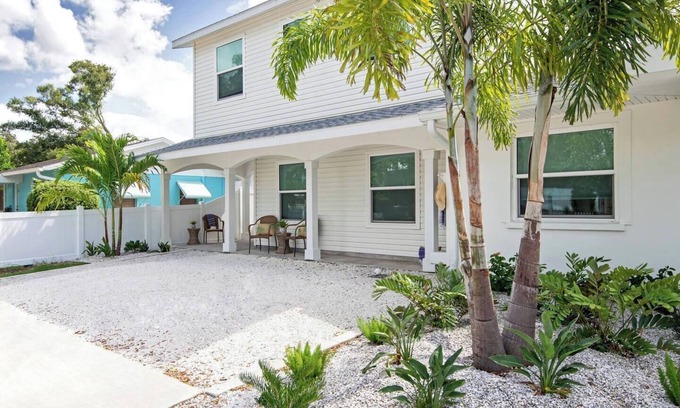 Downtown Dunedin Cabaña | Chic Cottage Walk to Downtown Dunedin & Waterfront Pets Ok- Barefoot Parrot 3