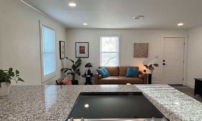 Northside Cabaña | Chic Cozy 2 bedroom Cottage in Chapel Hill with AC and private parking