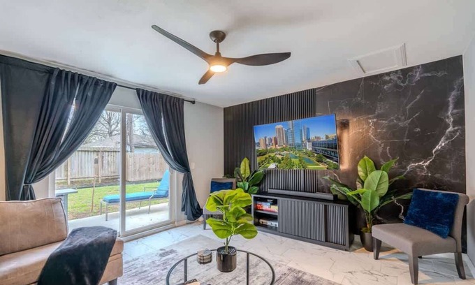 OST - South Union Casa | Chic & Cozy 4-BR Retreat | Downtown | TX
