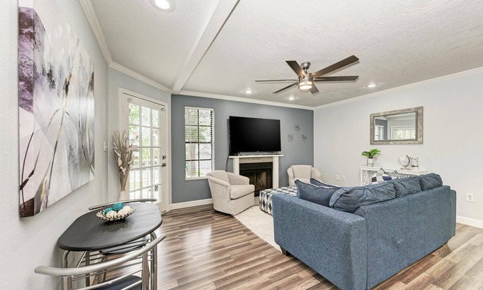 Hyde Park Condominio | Chic & Cozy Updated Unit in Hyde Park!