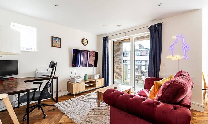 South Norwood Apartamento | Chic Crystal Palace Flat with Balcony & Workspace