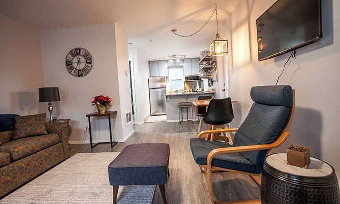 Hood River Condominio | Chic Design - 1 Bedroom, Pull out sofa, 2 Bathrooms - Walking Distance to Downtown Hood River