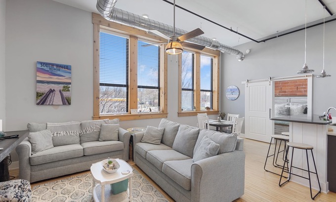 South Haven Condominio | Chic Downtown Loft with pool, hot tub, gym, theatre, king bed, walk to town
