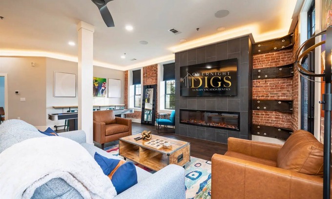 Hot Springs Casa | Chic Downtown Retreat | Fireplace | Game Area