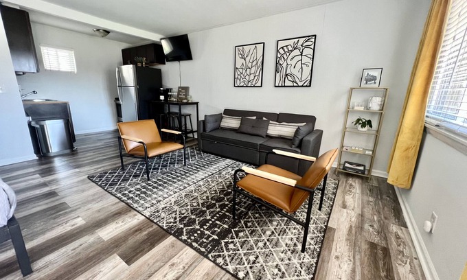 Melrose Apartamento | Chic Downtown Studio - Convenient to Broadway!