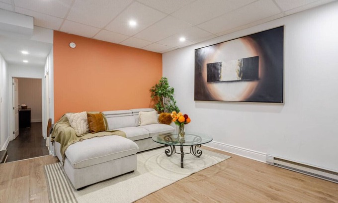 Downtown Montreal Apartamento | Chic DT MTL Condo w/ Rooftop, BBQ & Jacuzzi