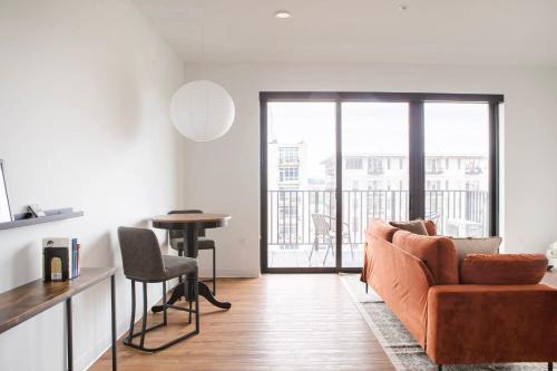 Yankee Hill Apartamento | Chic East Side 1BR Apt with Balcony, Pool, and Gym