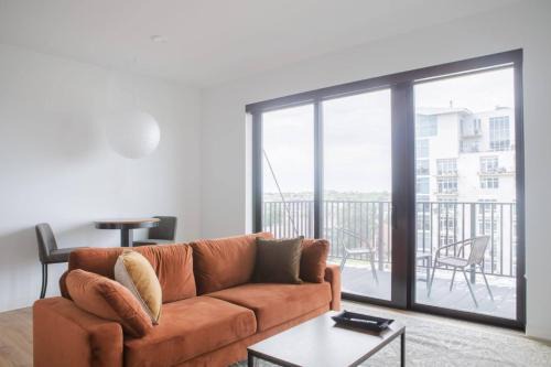 Yankee Hill Apartamento | Chic East Side 1BR Apt with Balcony, Pool, and Gym