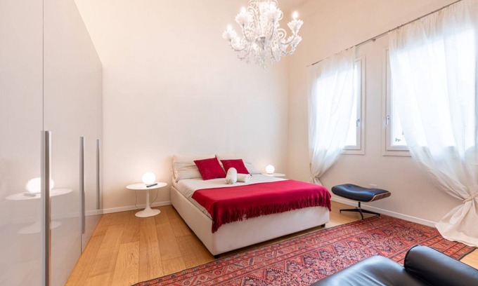 Parma City Centre Apartamento | Chic Elegance at Borgo Tommasini Apartment