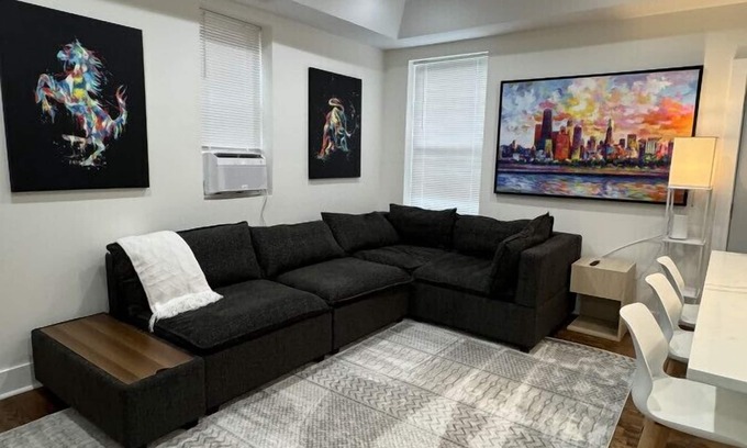 Grand Boulevard Apartamento | Chic Euro City Getaway- Close to Downtown