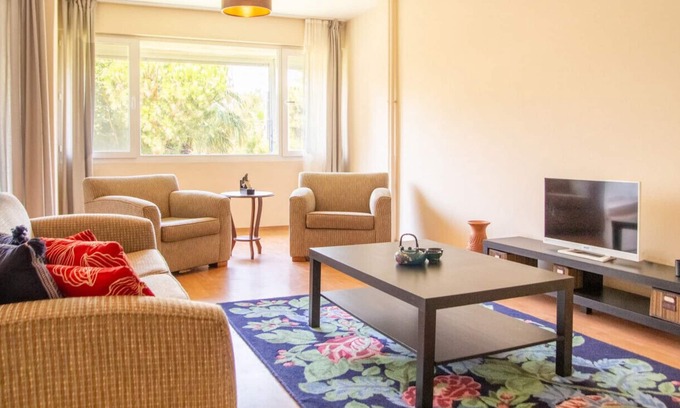 Karsiyaka Apartamento | Chic Flat w Balcony By Bostanli Coast in Karsiyaka