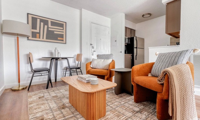Gateway Apartamento | Chic Gateway Studio w/ Gym, Pool, nr Movies, by Blueground