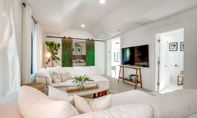 Beach Park Apartamento | Chic Getaway in Desirable South Tampa District!