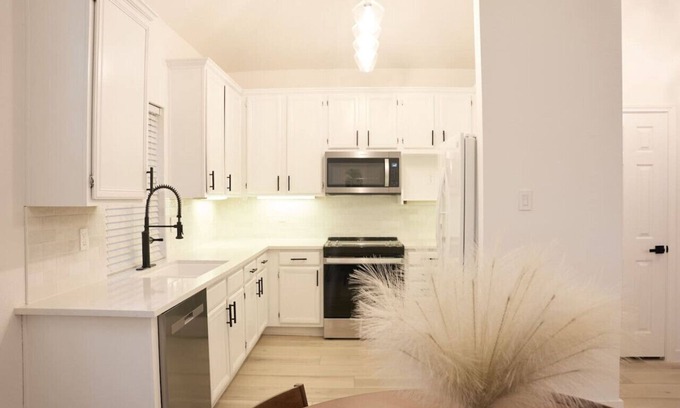 Addison Casa | Chic Haven in Addison: Comfy & Convenient!