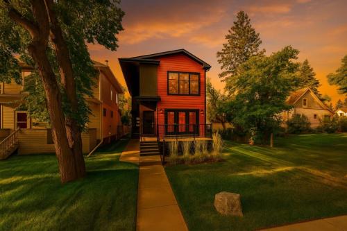 West Edmonton Apartamento | Chic Hideaway-King Bed-Fireplace-DT-WEM-Garage