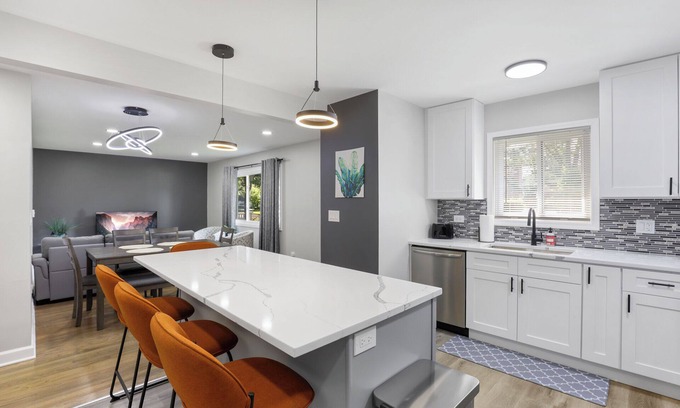Fullersburg Casa | Chic Hinsdale Home, Open Concept
