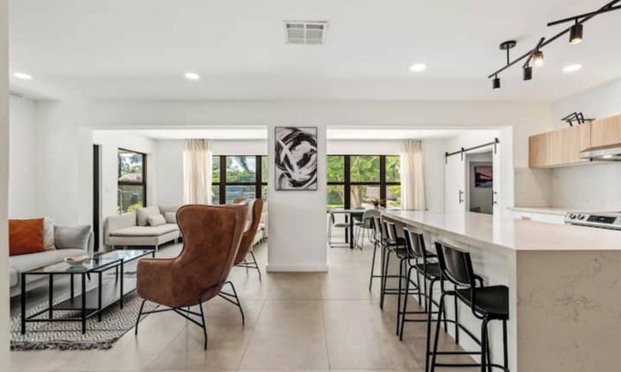 Victoria Park Casa | Chic House near Downtown & Beach