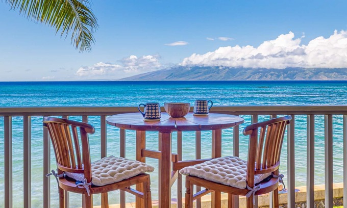 Kahana Condominio | Chic Island Living overlooking ocean-Pohailani 210-Comfy Lanai daybed-Cold AC