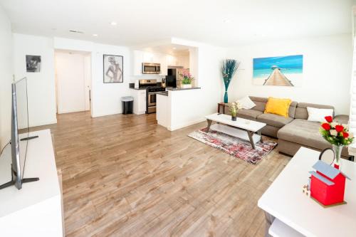 Wilshire Apartamento | Chic Koreatown 1 Bedroom Close to Downtown LA with free Gated Parking