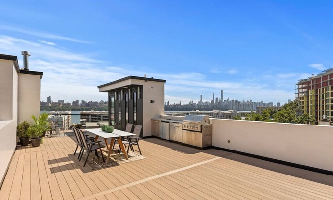 North Bergen Casa | Chic Luxury: 4BR Townhome + Den + NYC Views
