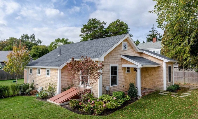 Edgartown Cabaña | Chic Luxury Cottage In Edgartown Village