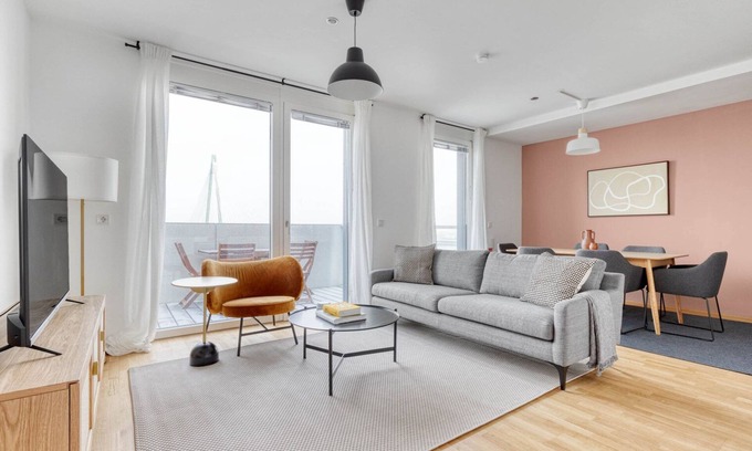 Vienna Apartamento | Chic Marinatower 3BR w/ Gym & Elevator, nr metro U2, by Blueground