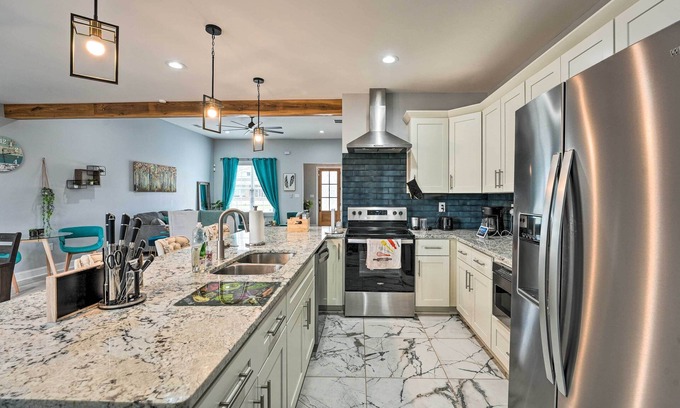 Downtown Memphis Cabaña | Chic Memphis Home w/ Deck ~ 2 Mi to Dtwn!