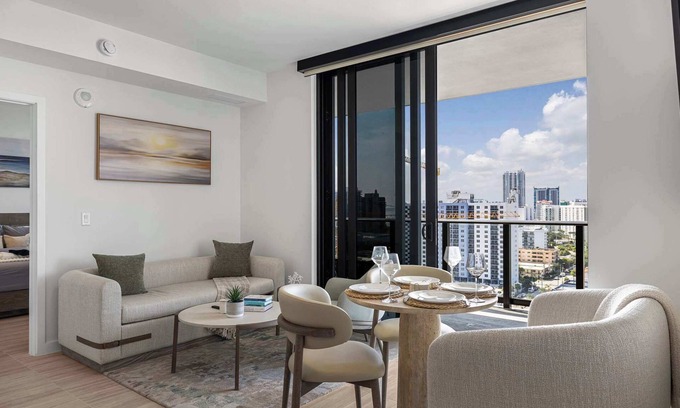 North Beach Apartamento | Chic Miami Retreat Stylish 2BR Gem for 6