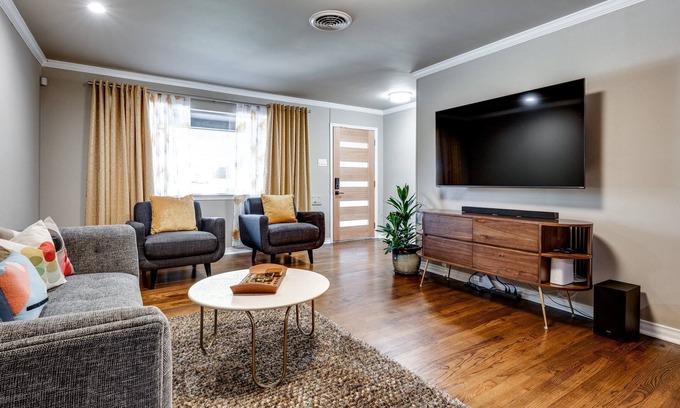 White Rock Hills Casa | Chic Mid-Century Modern w/pool, 10 min from downtown!