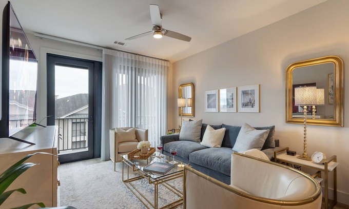 West End Condominio | Chic Midtown Penthouse Escape - Pool, Gym, Patio with City Views
