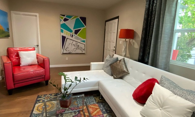 West Hollywood Casa | Casa elegante y moderna de dos habitaciones / dos baños frente al estacionamiento con estacionamiento $ 265 p nt
