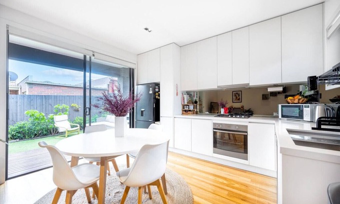 Preston Casa | Chic modern home with private backyard and carpark