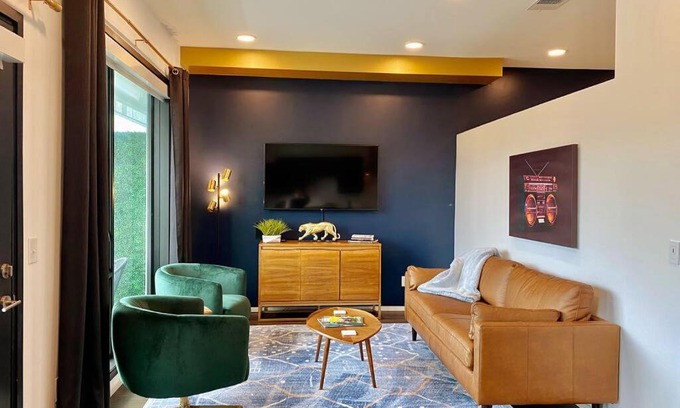 Edgehill Casa | CHIC Modern Nashville Condo POOL, PATIO, PARKING