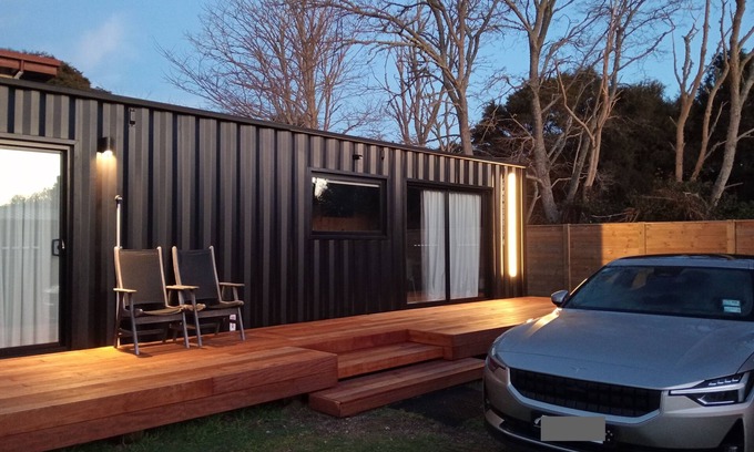Waitahanui Apartamento | Chic modern shipping container a short stroll from Lake Taupo/Waitahanui River.