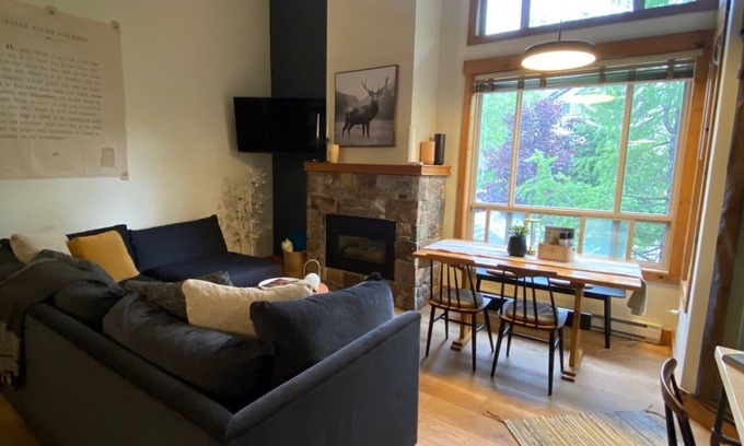 East Kootenay Condominio | Chic mountain ski-in condo. Cozy gas fireplace, luxuriously appointed.