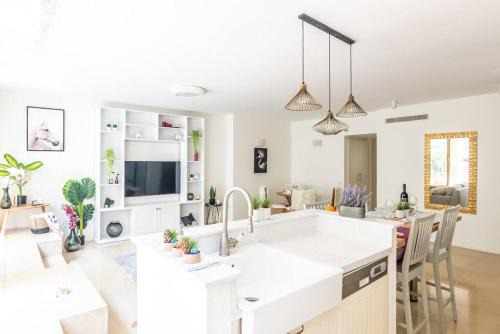 Neve Tzedek Apartamento | Chic Neve Tzedek 3BR & PARKING with Spacious Terrace - By BerryStays