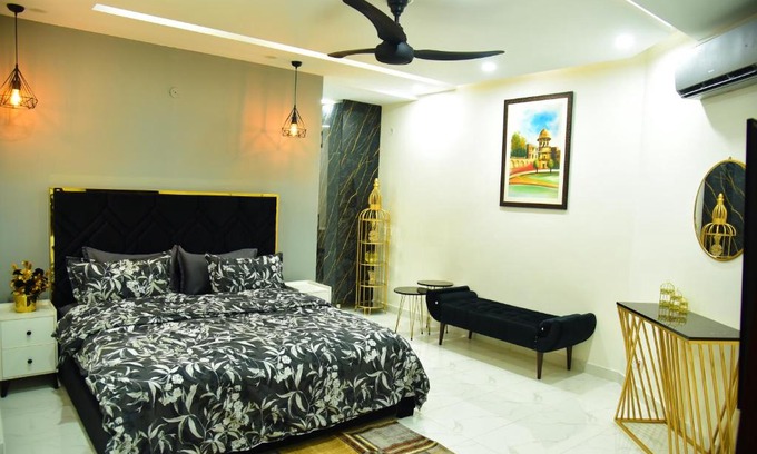 Gulberg Apartamento | Chic Noir 1 Bedroom Apartment Gulberg
