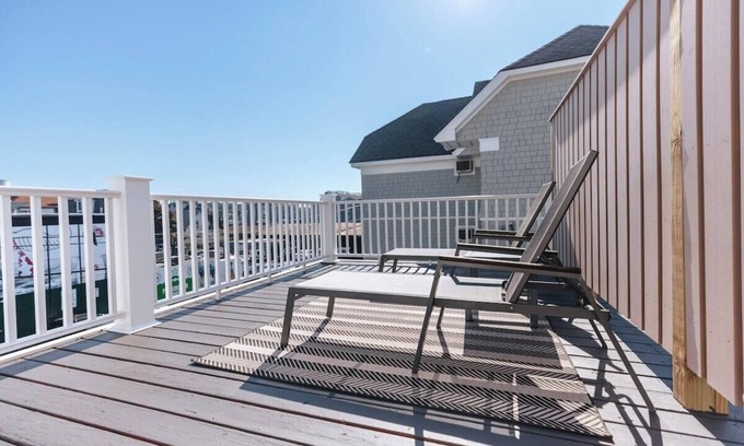 Yachting Village Apartamento | CHIC on Thames St Deck & free parking