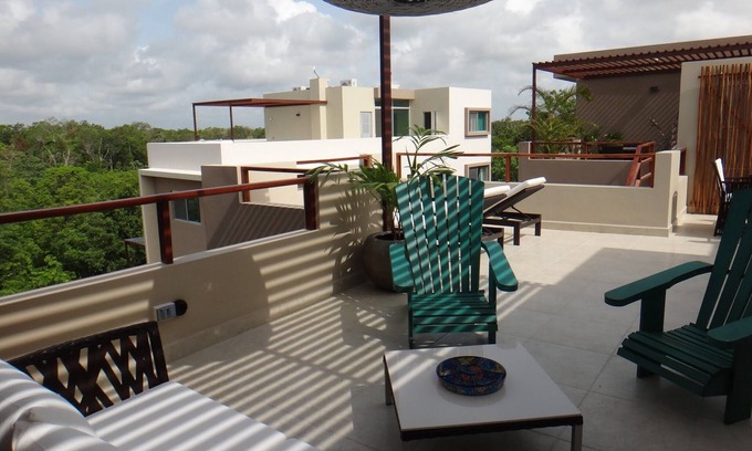 La Veleta Condominio | Elegante ático, terraza en la azotea con vistas, jardín y piscina, estacionamiento